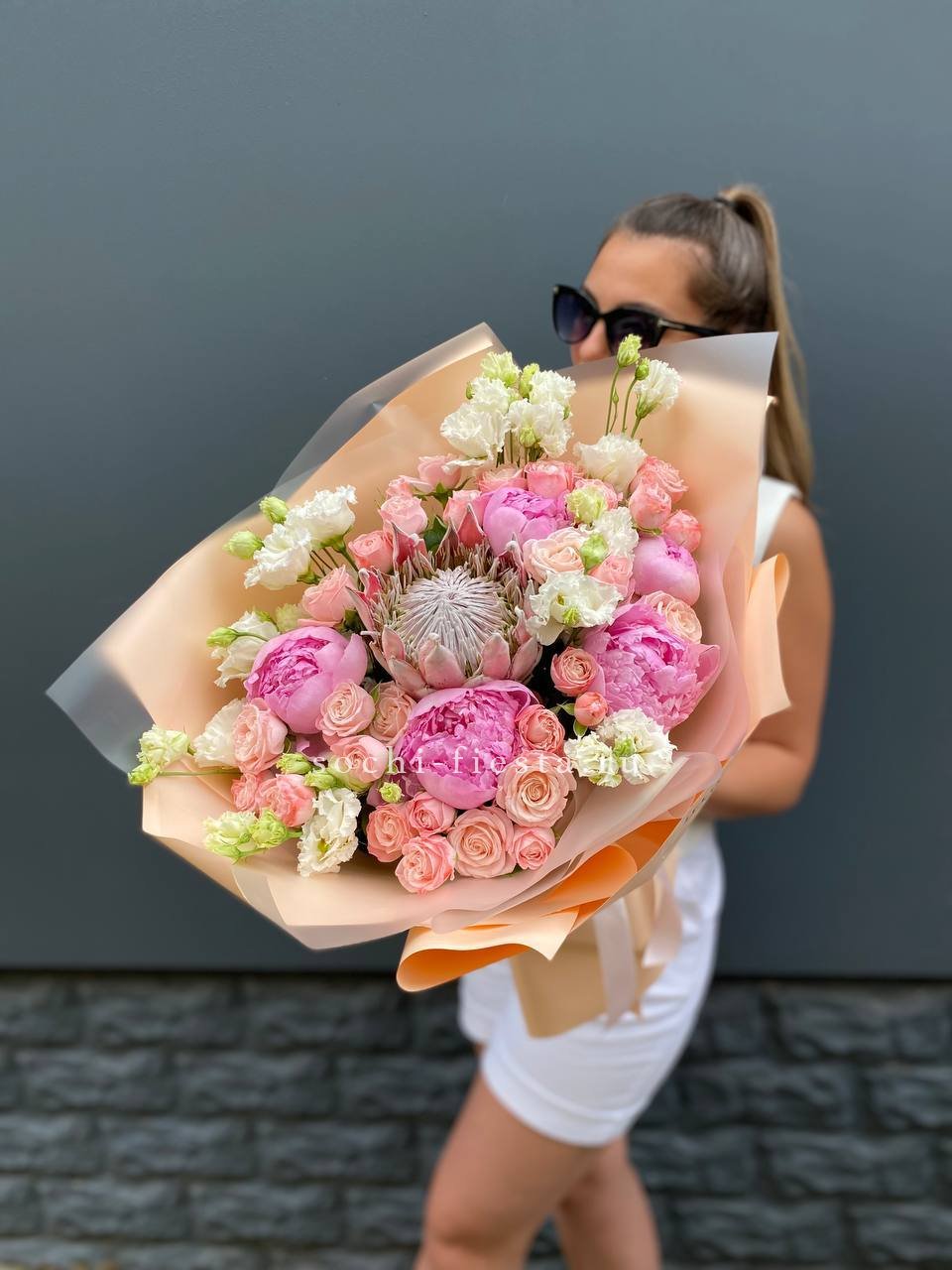 популярная шляпная коробка с пастельными розами и эвкалиптом