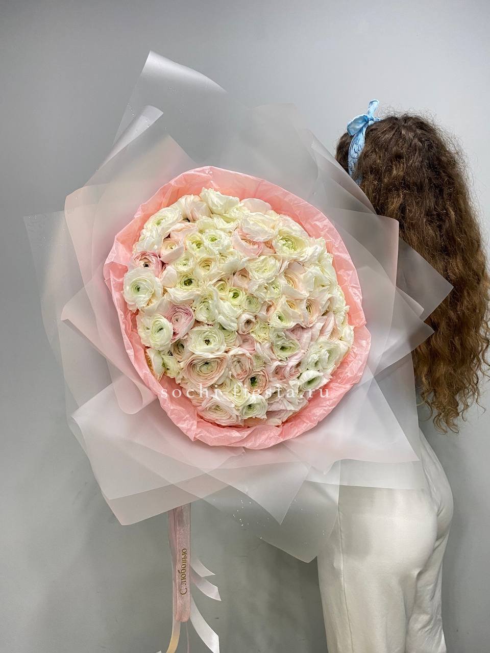 Букет с ранункулюсом