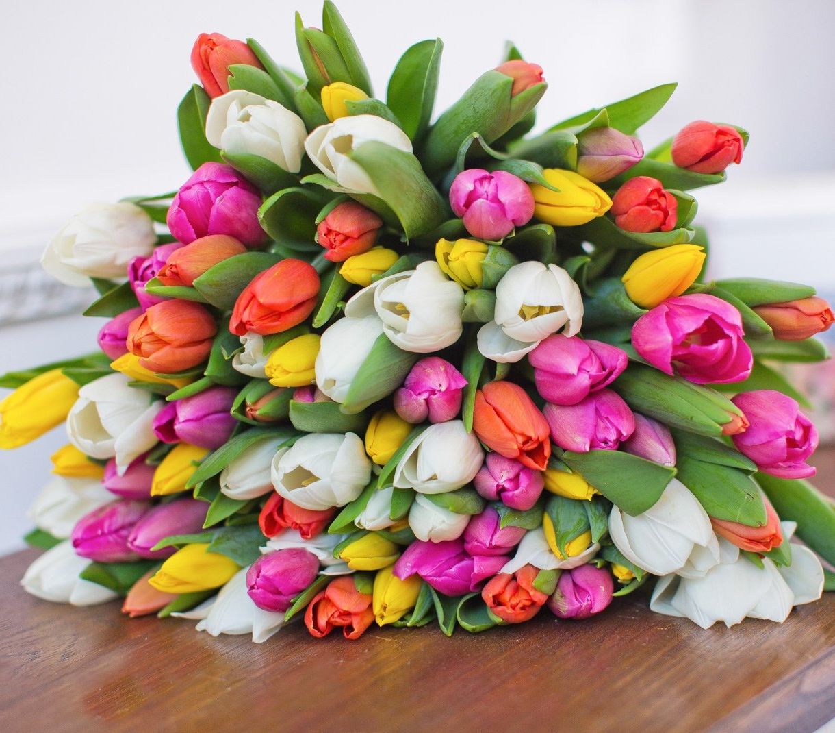 корпоративная композиция с розами и хризантемами для офиса в Калининграде