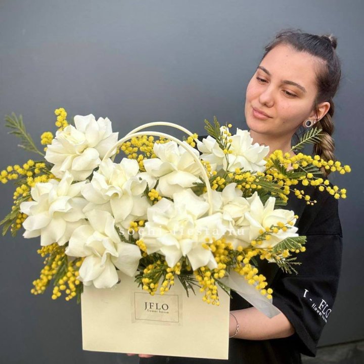 Французские Розы и мимоза  в сумочке  в Калининграде