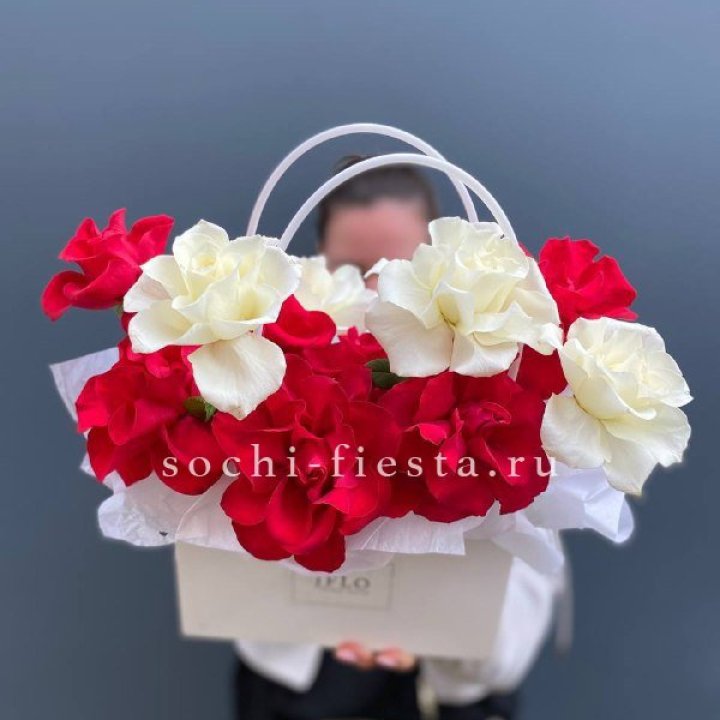 Сумочка  красных и белых роз в Калининграде