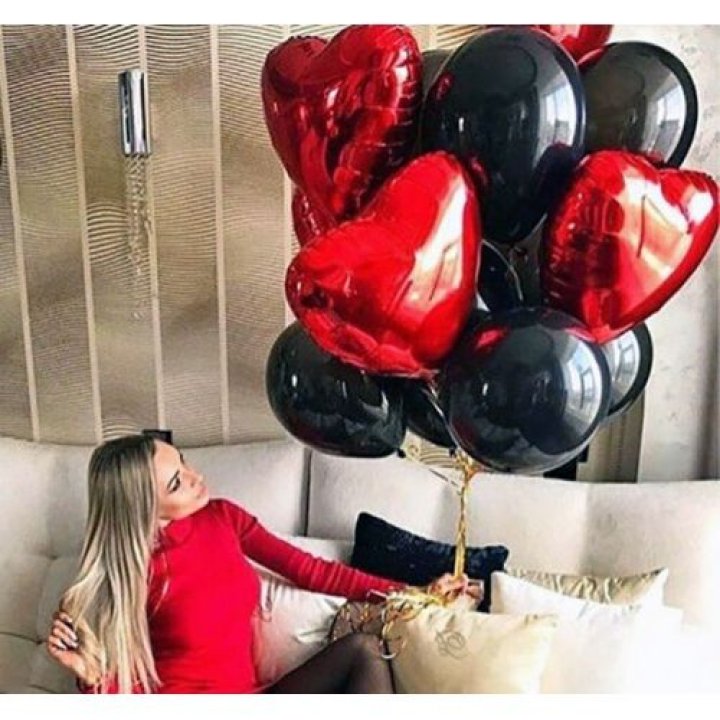 Фонтан из красных сердец с чёрными шарами  в Калининграде