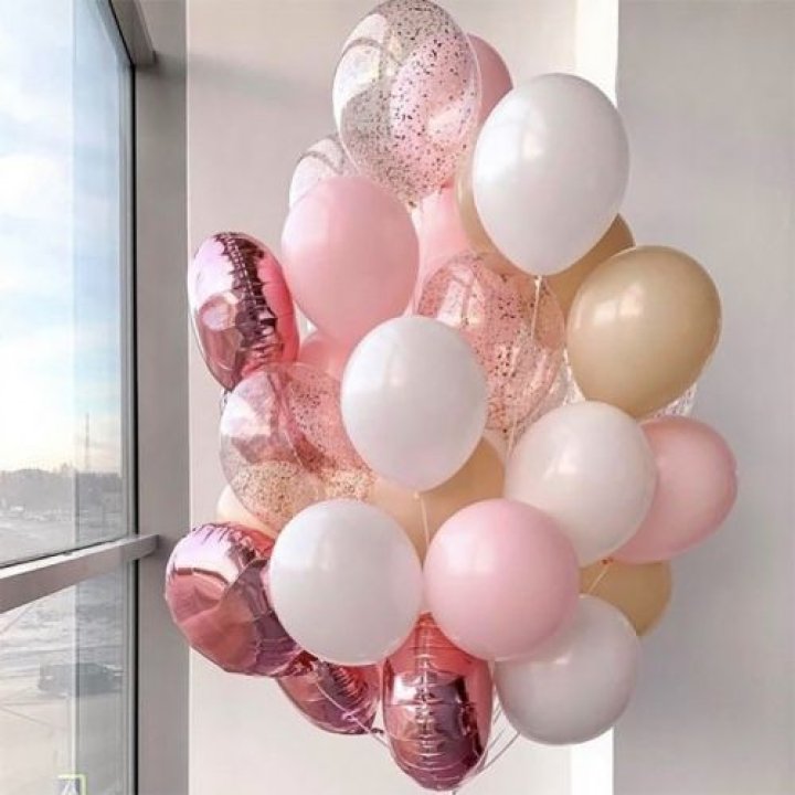 Фонтан шаров розового и белого цветов в Калининграде