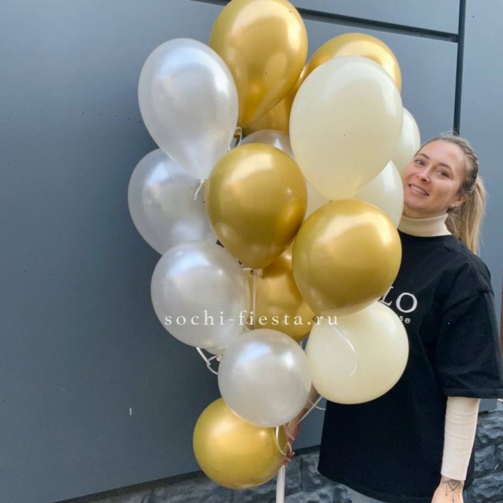 Облако шаров из белого и золотого оттенков в Калининграде
