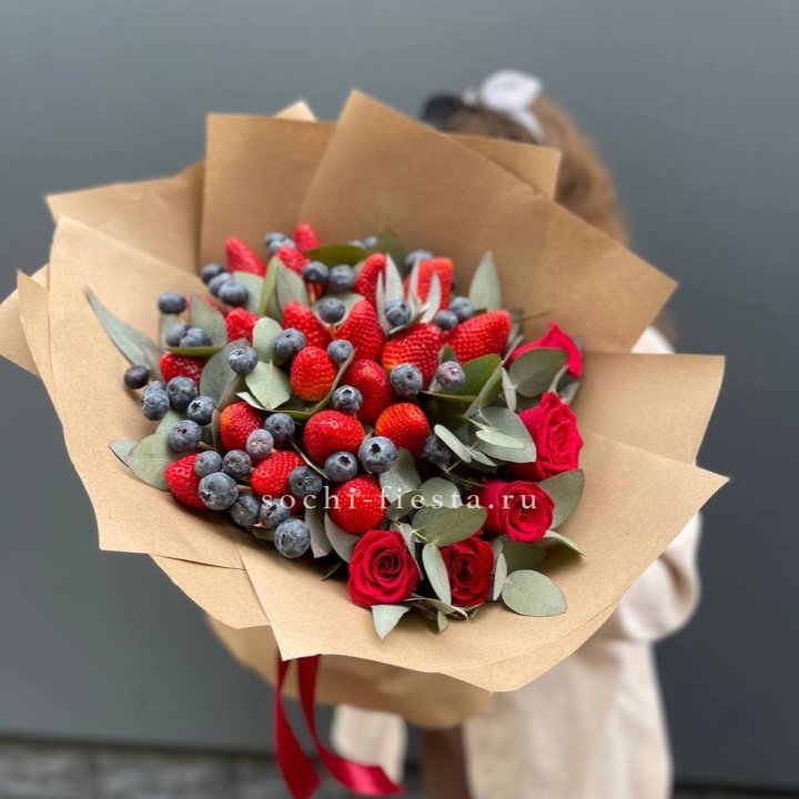 Клубника и голубика с цветами в Калининграде
