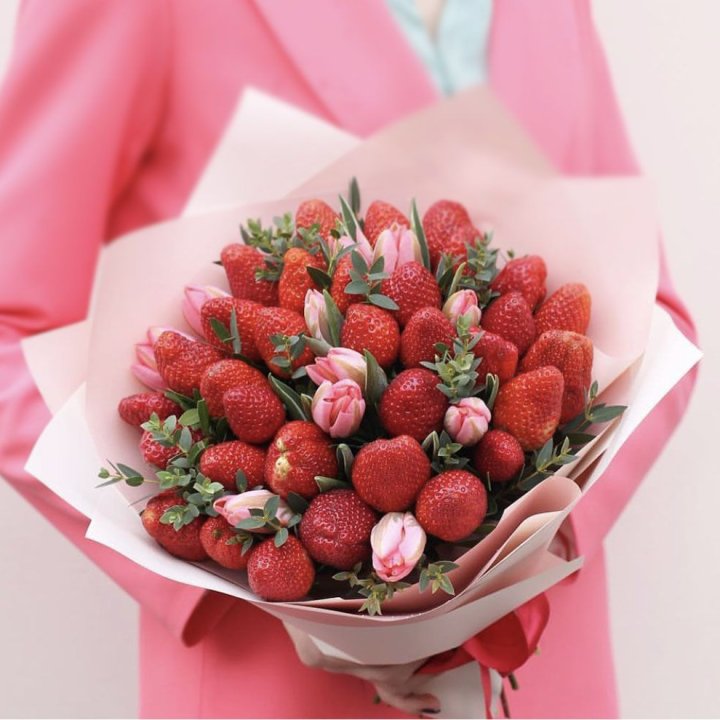 Тюльпаны и клубника в Калининграде