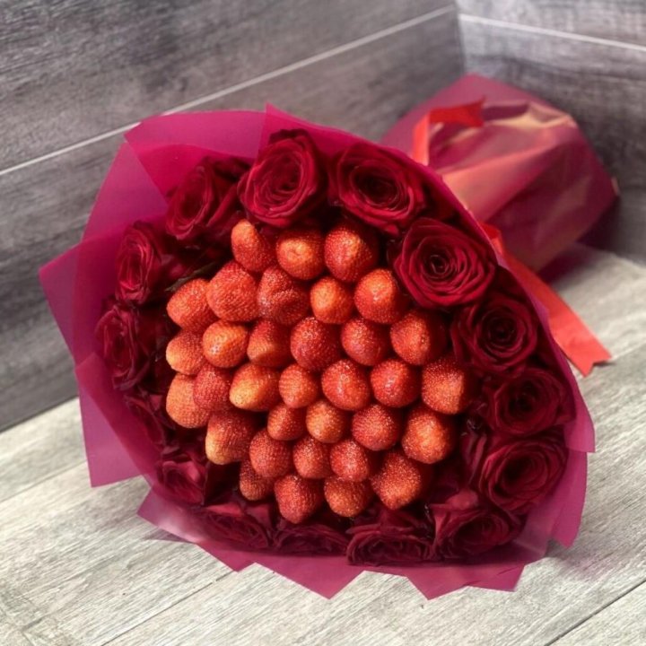 Клубничный букет с розами в Калининграде