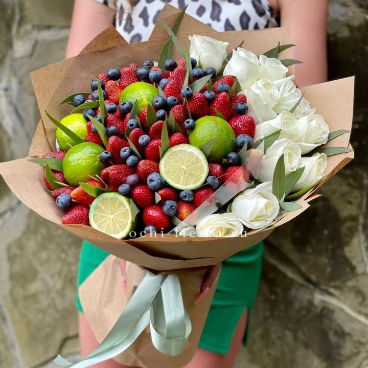 Ягодно-цитрусовый букет с розами в Калининграде