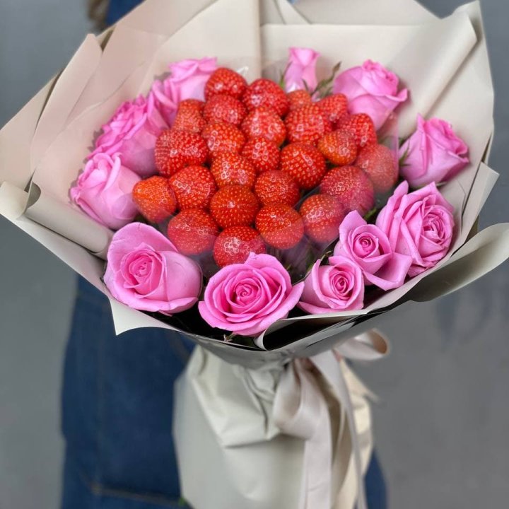 Клубника и розы в Калининграде