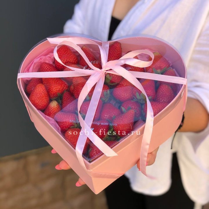 Коробочка сердце  с клубникой в Калининграде