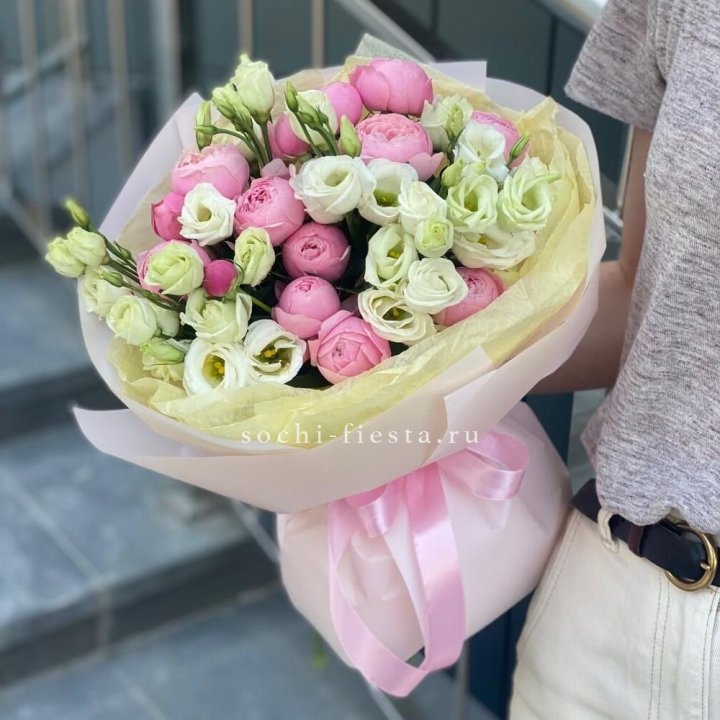 Букет кустовых роз с эустомой в Калининграде