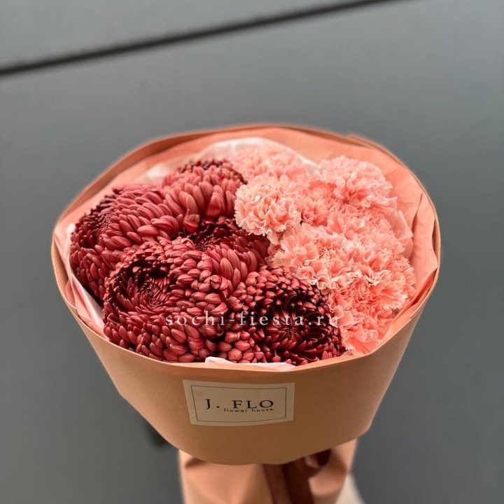 Букет хризантем и диантусов  в Калининграде