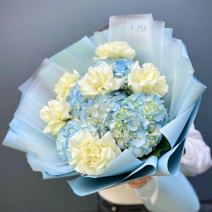  Букет из голубых гортензий и роз  в Калининграде