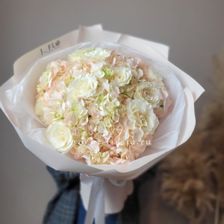  Букет гортензии и роз  в Калининграде