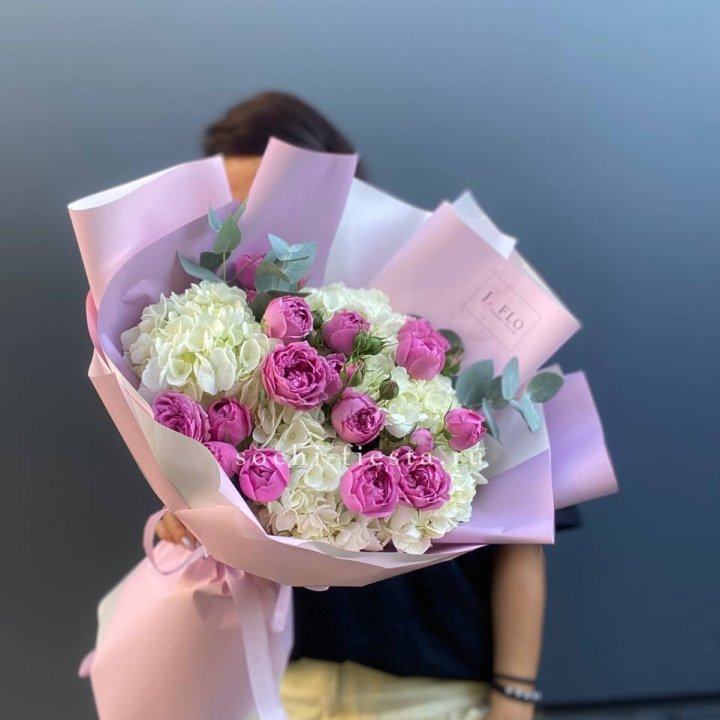 Букет белых гортензий и пионовидных роз  в Калининграде