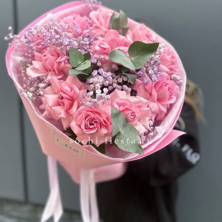 Розовые французские розы с гипсофилой в Калининграде