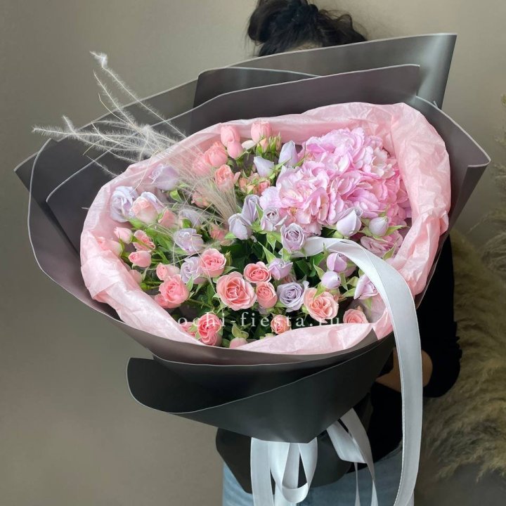  Букет гортензии и роз "Саперави" в Калининграде