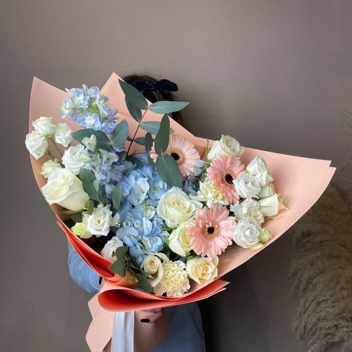  Букет гортензии и роз "Валенсия" в Калининграде