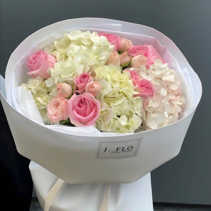  Букет гортензии и роз  "Тиамо" в Калининграде