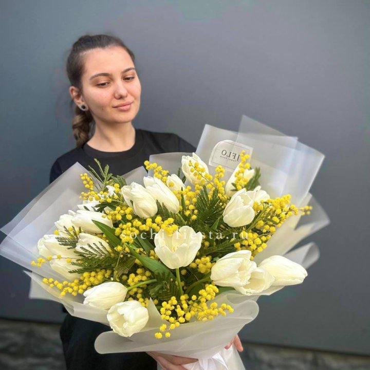 Букет тюльпанов и мимозы в Калининграде