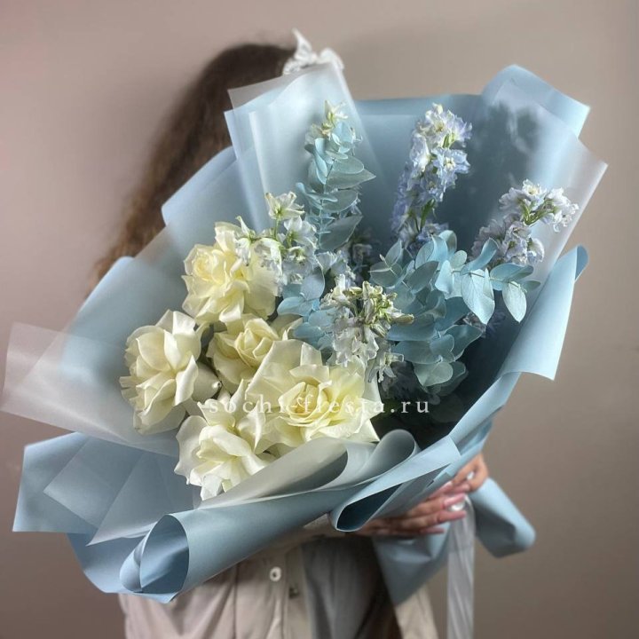 Букет из белых французских роз и дельфиниума в Калининграде