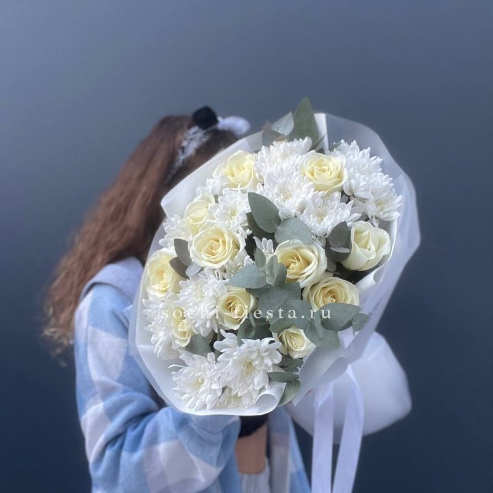  Букет белых роз с хризантемой  в Калининграде