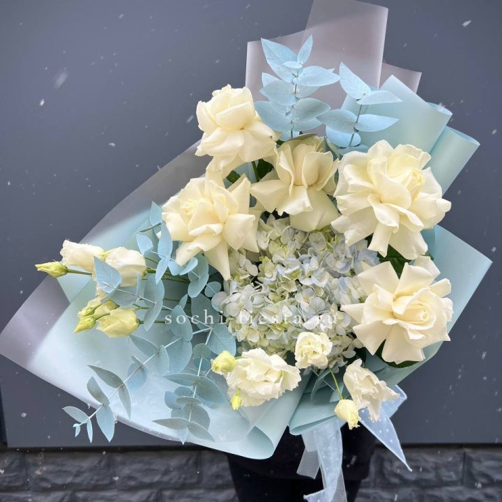 Букет с гортензией и белыми французскими розами в Калининграде
