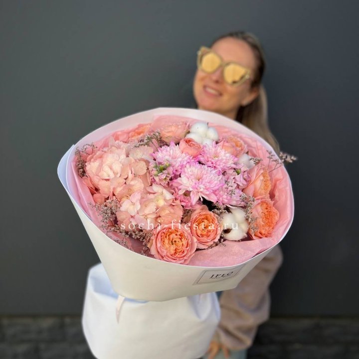 Букет гортензии и кустовых роз  в Калининграде