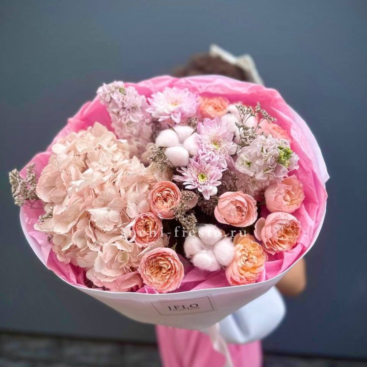 Букет гортензии и кустовых роз "Абрассо" в Калининграде