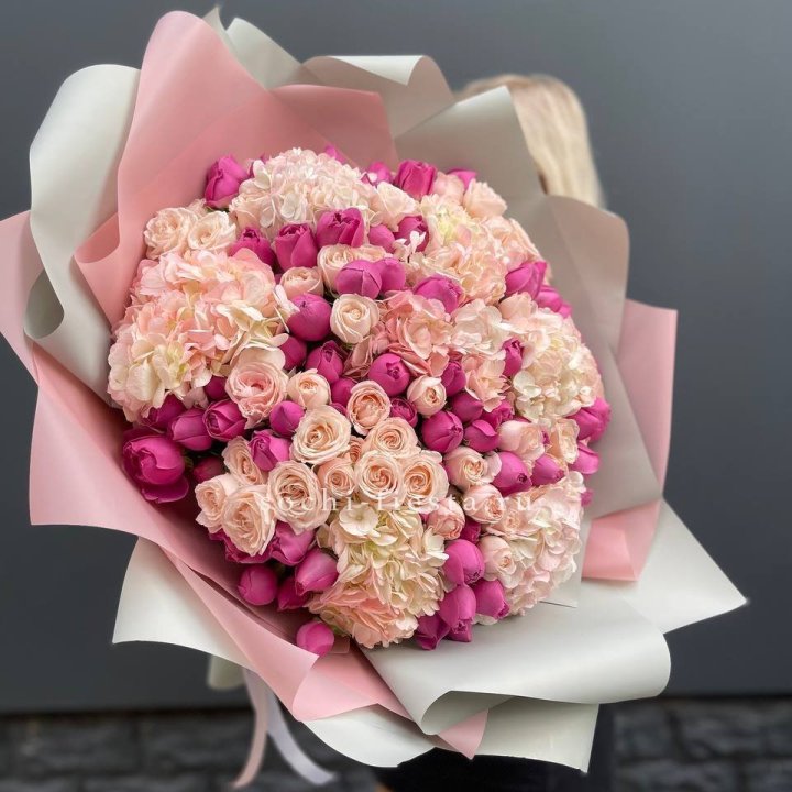 Букет кустовые розы и гортензия в Калининграде