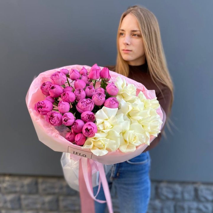 Дуо белых и кустовых роз в Калининграде