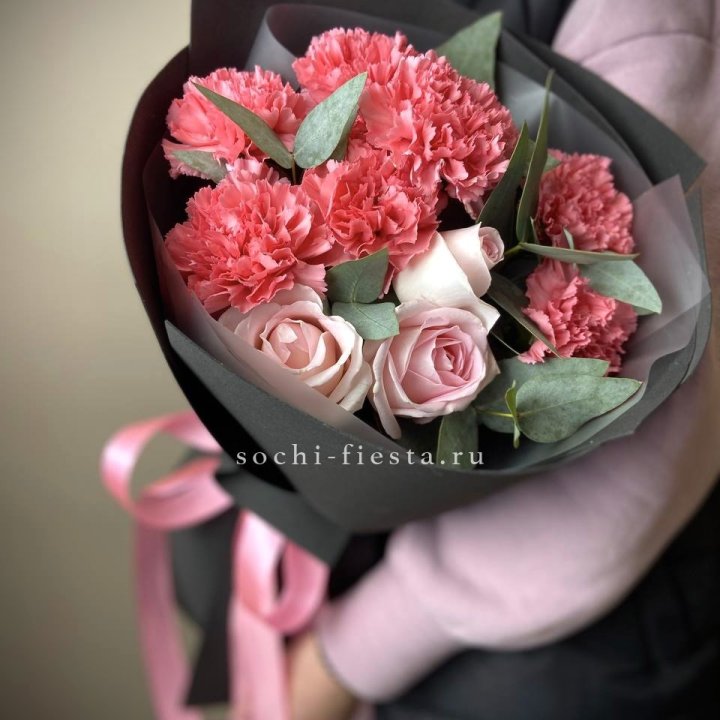 Букет из роз и диантусов "Пенелопа" в Калининграде