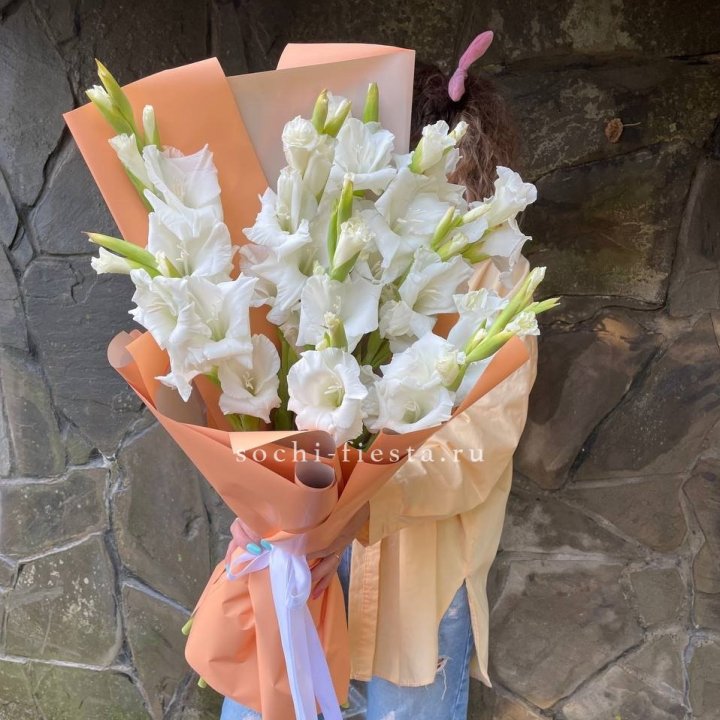 Букет белых гладиолусов  в Калининграде