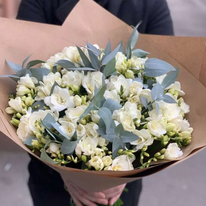 51 фрезия с эвкалиптом в Калининграде