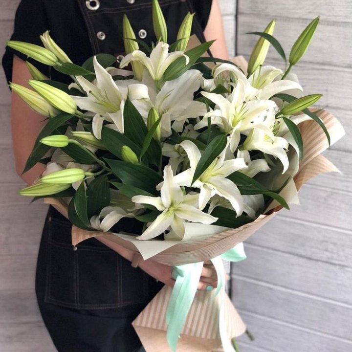 Букет белых лилий в Калининграде