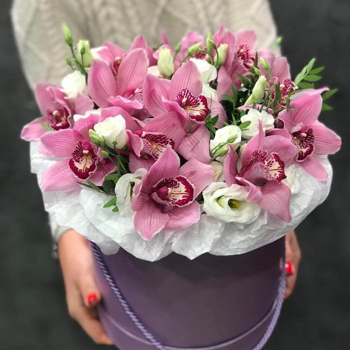 Орхидея и эустома в шляпной коробке в Калининграде