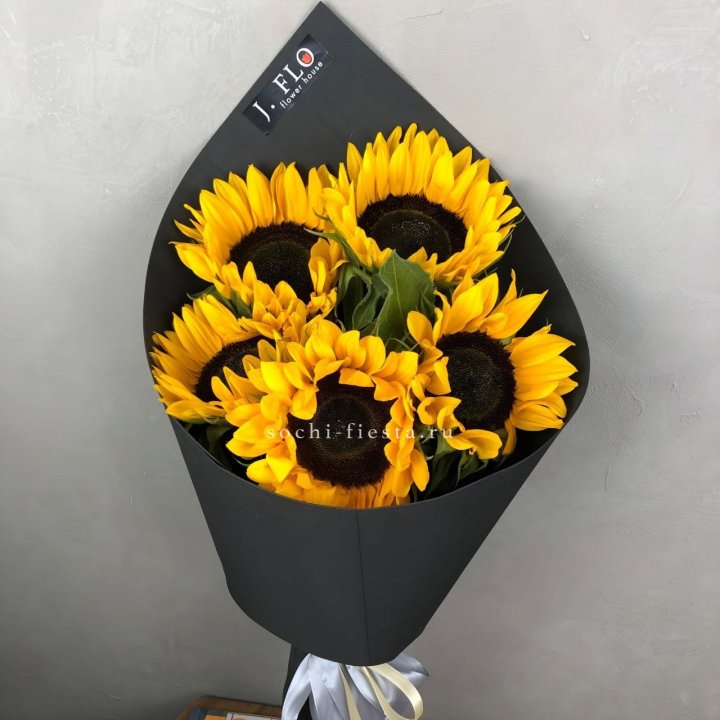 Букет из 5  подсолнухов в Калининграде