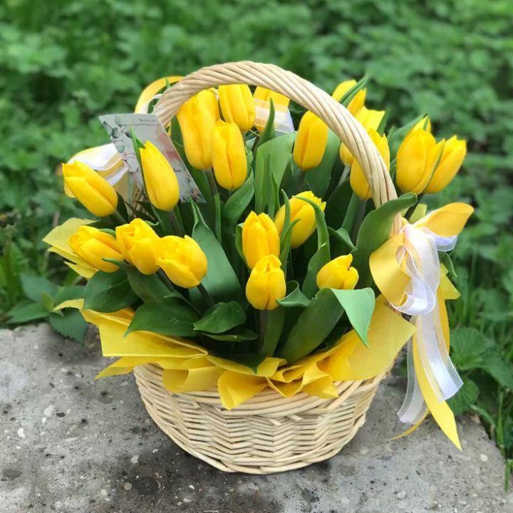 25 желтых тюльпанов в корзине в Калининграде