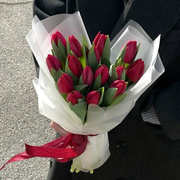 15 красных тюльпанов в Калининграде