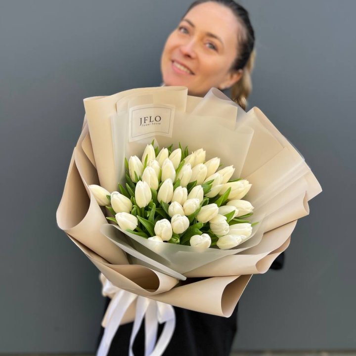 35 белых тюльпанов в Калининграде