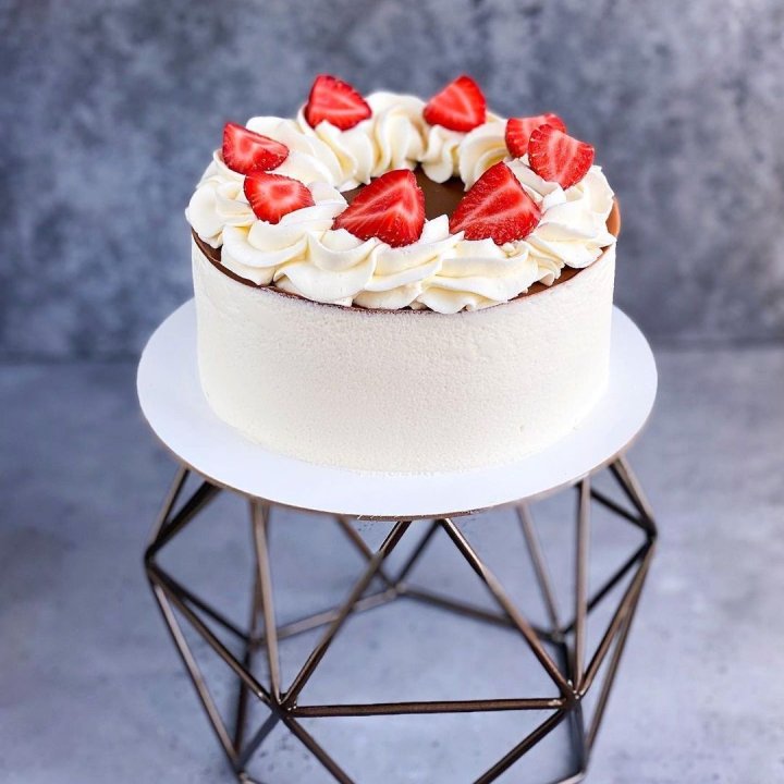 Торт "Клубника со сливками" в Калининграде