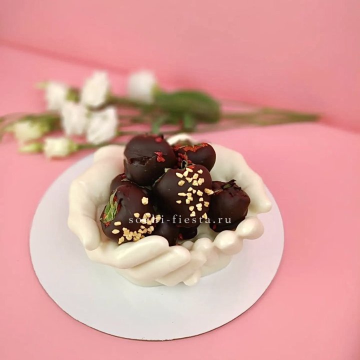 Клубника в шоколаде на шоколадных ладонях  в Калининграде