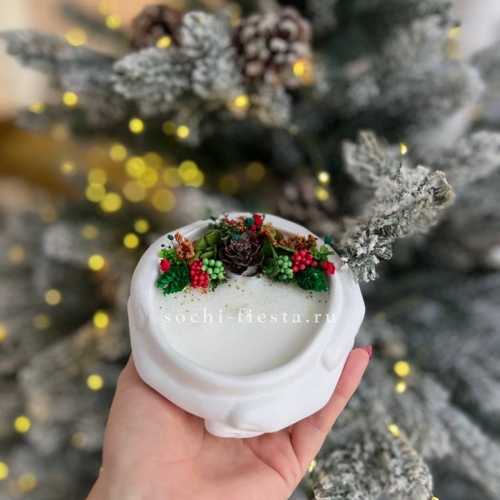 Свеча ароматическая в гипсе Руки с шишкой в Калининграде