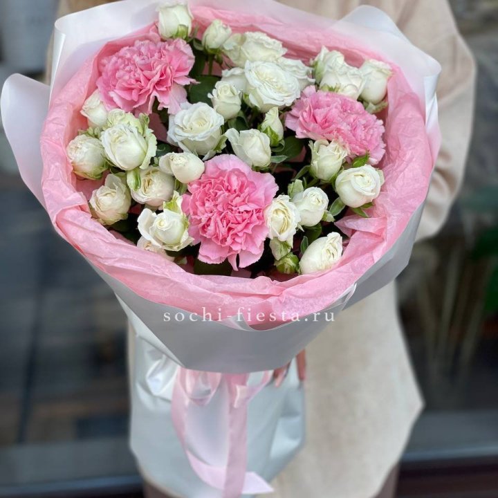 Букет розы с диантусами "Блэш" в Калининграде