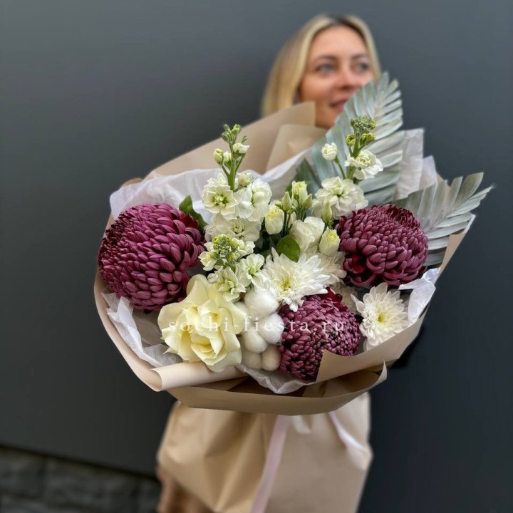 Хризантемы с маттиолой розами эустомой Чика в Калининграде