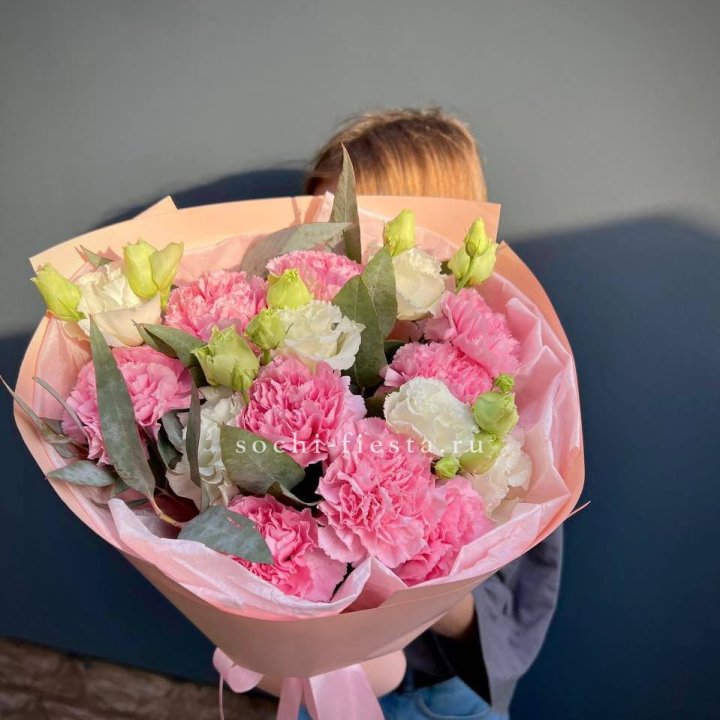 Букет гвоздик и  эустом "Сири" в Калининграде