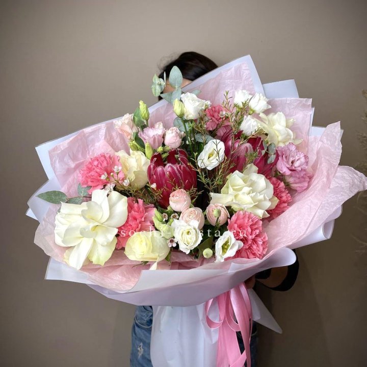 Букет с протеей, розами "Элеонора" в Калининграде