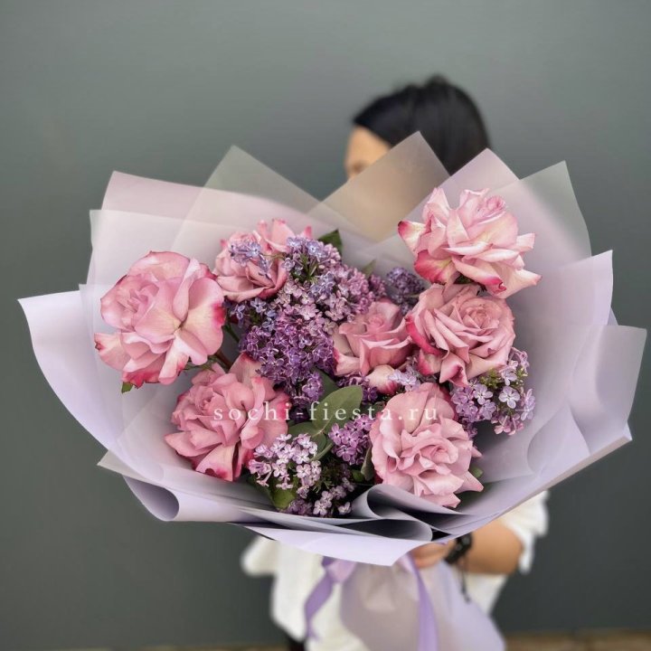 Букет из розовых роз и сирени в Калининграде