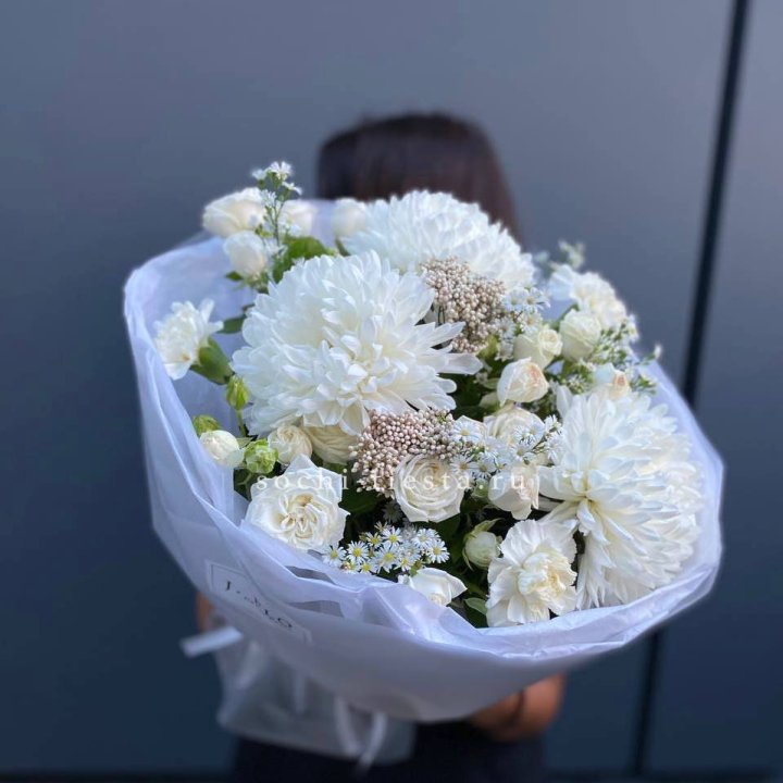 Букет хризантем и роз вайт шотс в Калининграде