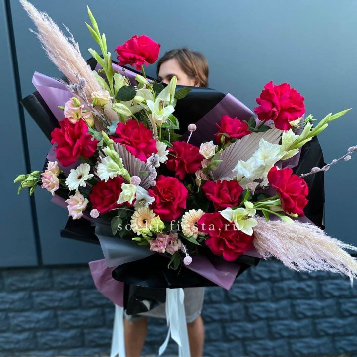 Дизайнерский букет Ред в Калининграде